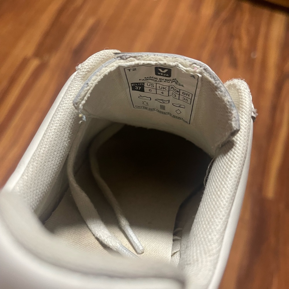 Veja V-12 Leather In White Shoes - Picture 9 of 13